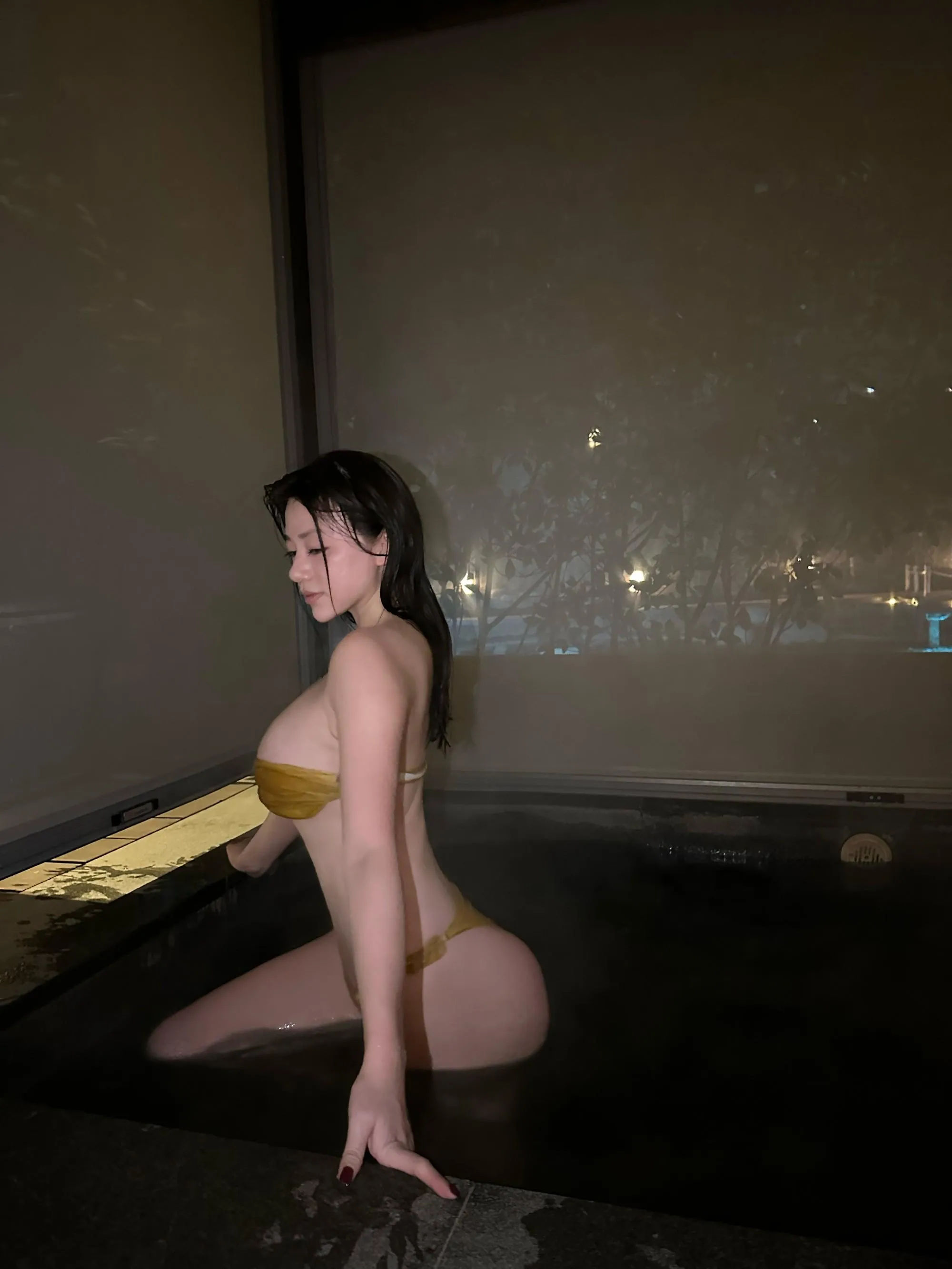 NO.008 奶宝妹纸 – 微密圈系列  夜晚的泳池 [24P]插图1
